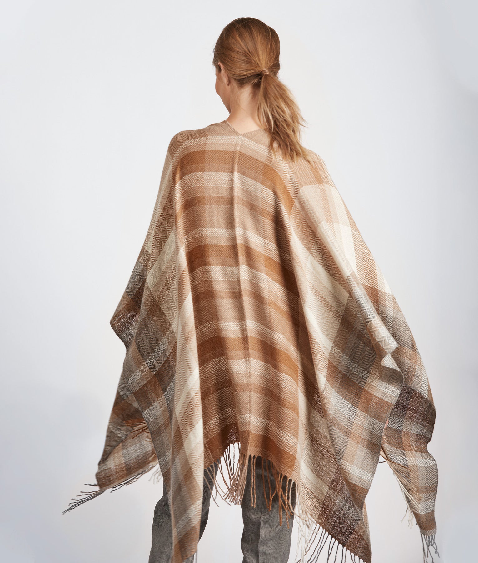 Geoespigas Check Print Cape